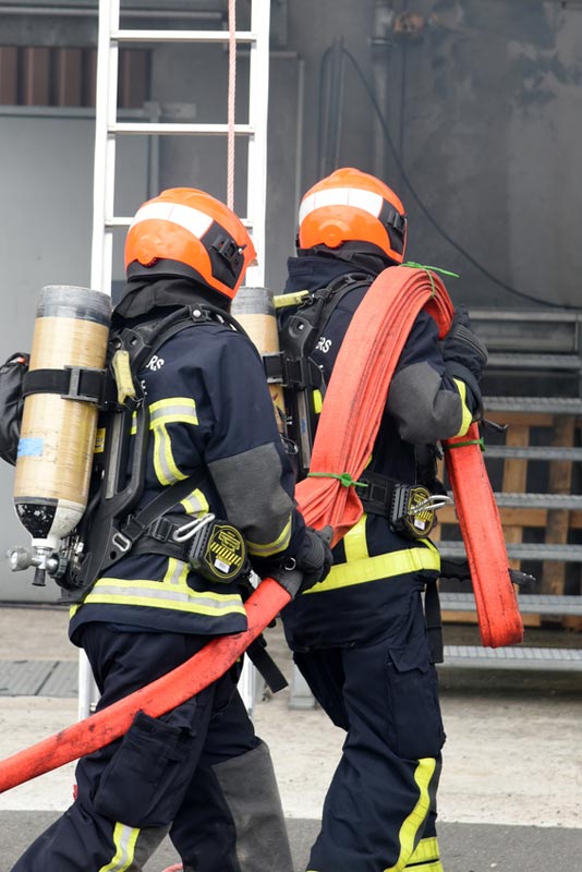 Bomberos utilizando una columna seca